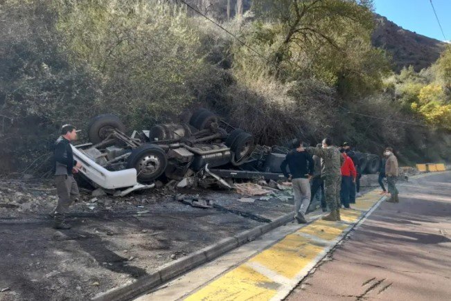 Roban carga de camión que volcó en Los Andes: conductor estaba fallecido al interior