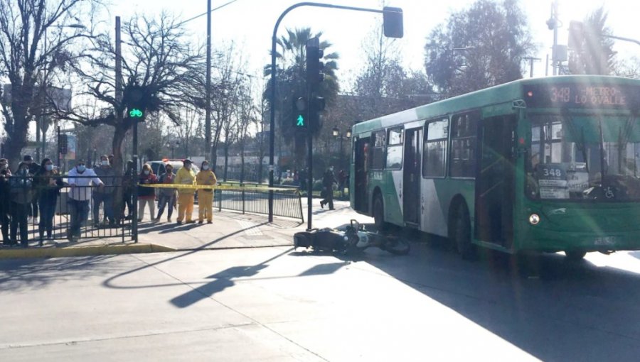 Dos motoristas de Carabineros fueron impactados por bus del Transantiago en Maipú: uno resultó con fractura expuesta