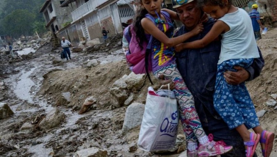 Sigue la búsqueda de desaparecidos tras deslaves que dejaron al menos 20 muertos en Venezuela y miles de afectados