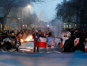 Barricadas y cortes de tránsito se produjeron en nueva manifestación en inmediaciones de plaza Baquedano