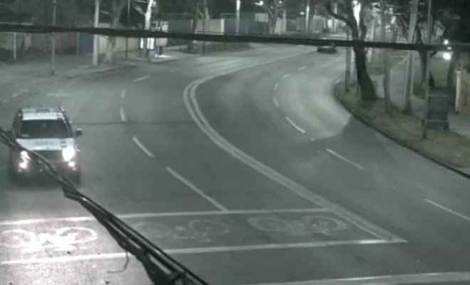 Las Condes: Vehículo impactó a auto de Seguridad Ciudadana y deja dos lesionados