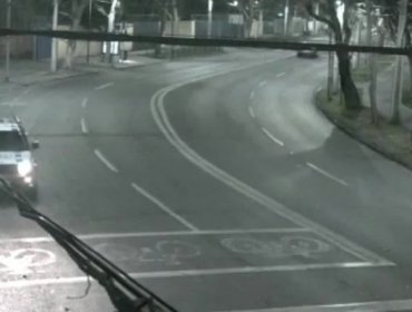 Las Condes: Vehículo impactó a auto de Seguridad Ciudadana y deja dos lesionados