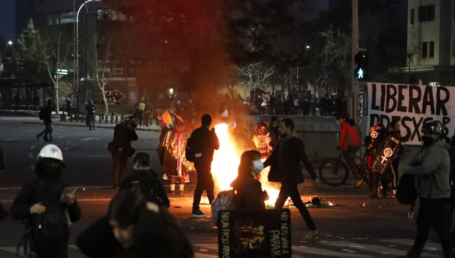 Jornada de protestas en Plaza Baquedano culminó con tres personas detenidas