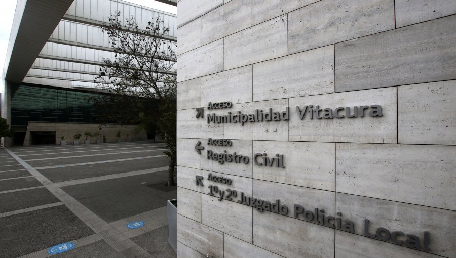 Policía de Investigaciones allana la casa de ex alcalde de Vitacura y también dependencias municipales