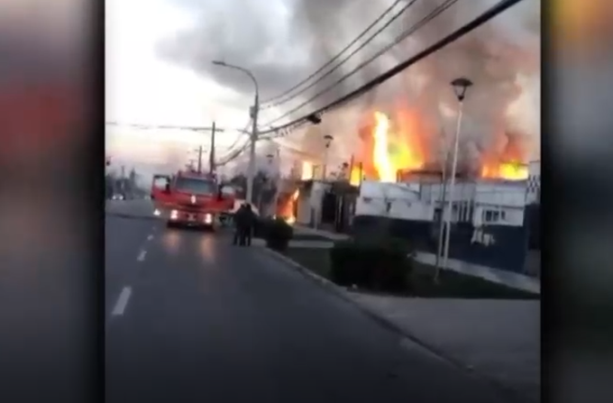 San Joaquín: Cruento incendio afectó a una distribuidora y dos locales aledaños