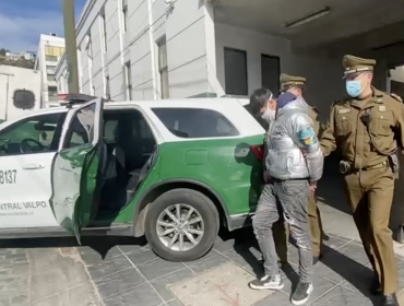 Logran detener a sujetos que robaron celular a una mujer que esperaba locomoción en Valparaíso