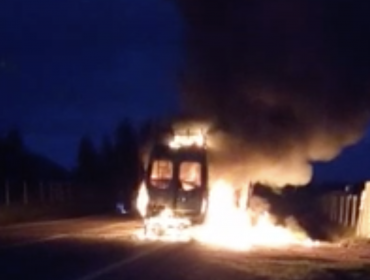 Ataque incendiario destruye furgón de pasajeros en Cañete: conductor resultó lesionado