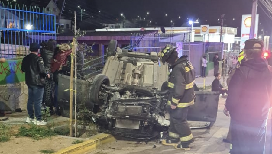 Automóvil impacta de frente contra muro y termina volcado en Quilpué: dos personas lesionadas