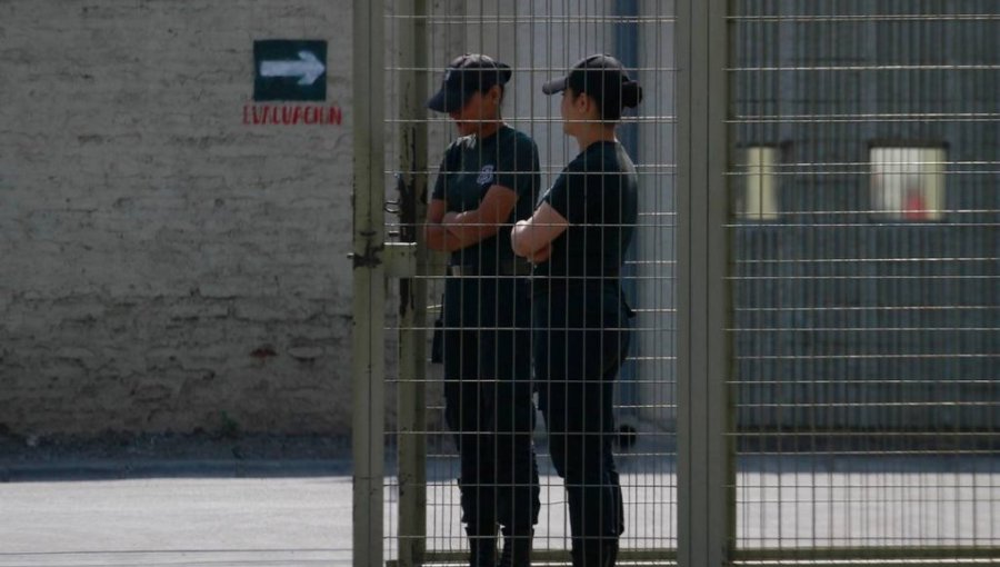 Centro Penitenciario Femenino de San Miguel inicia cuarentena preventiva por brote de Covid-19: hay 10 casos confirmados