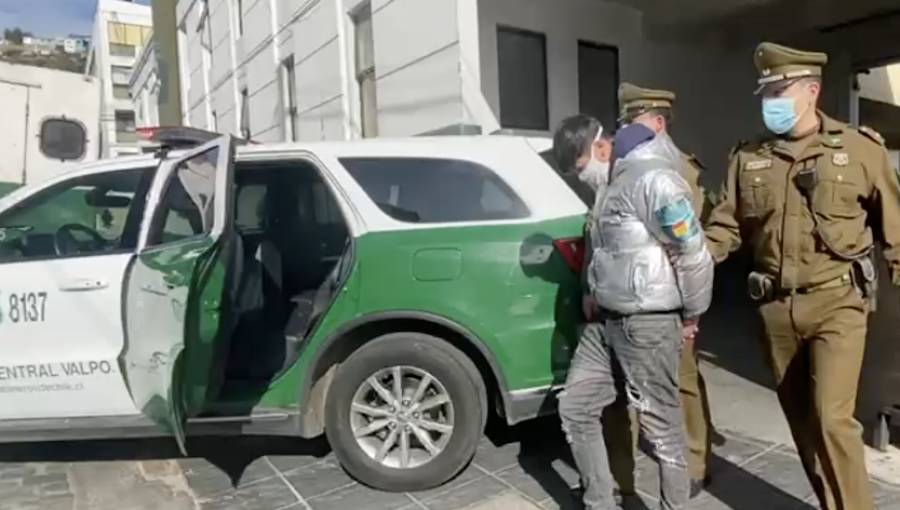 Logran detener a sujetos que robaron celular a una mujer que esperaba locomoción en Valparaíso
