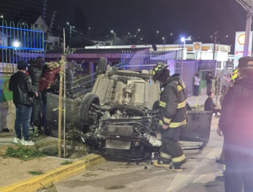 Automóvil impacta de frente contra muro y termina volcado en Quilpué: dos personas lesionadas