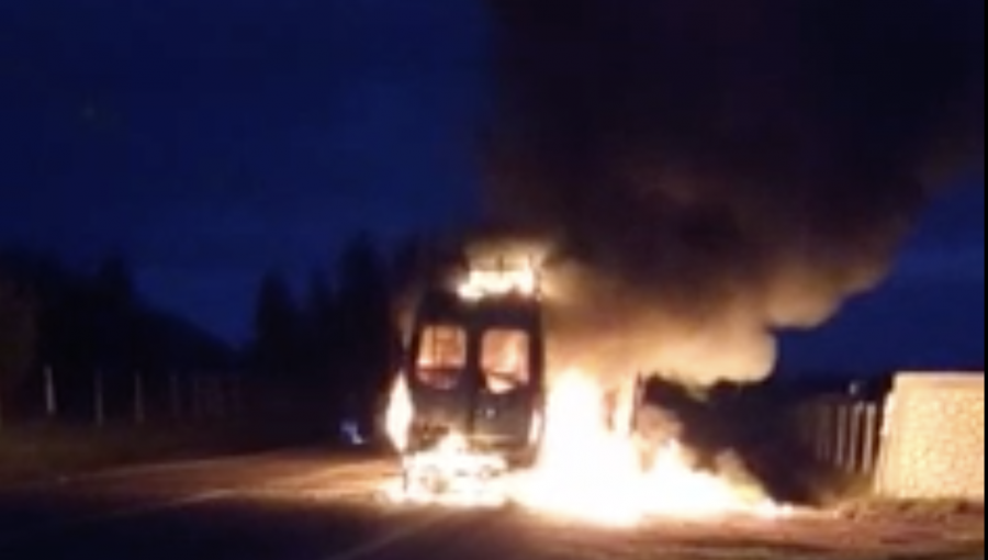 Ataque incendiario destruye furgón de pasajeros en Cañete: conductor resultó lesionado