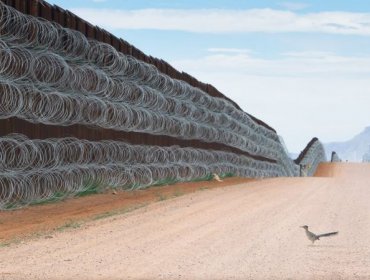 La imagen de un "correcaminos" en el muro fronterizo entre EE.UU. y México gana un prestigioso concurso de fotografía