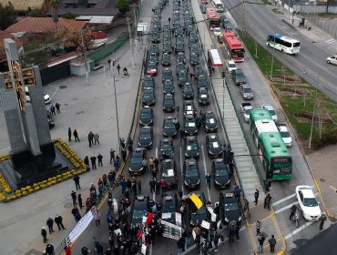 Colectiveros protestan con caravanas cortando el tránsito en la Av. Vicuña Mackenna