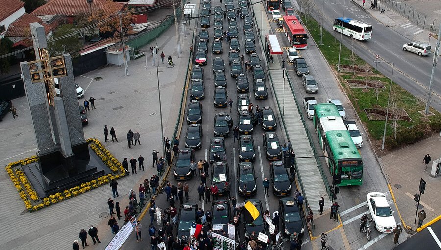 Colectiveros protestan con caravanas cortando el tránsito en la Av. Vicuña Mackenna