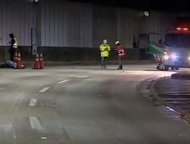 Motociclista y su acompañante mueren tras violento choque con muro de la Costanera Norte