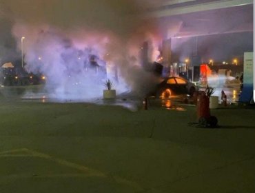 Vehícula se incendia al interior de servicentro en Placilla: bomberos trabajan en el lugar