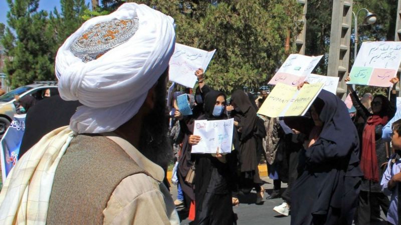 Decenas de mujeres salieron a las calles a protestar frente a los talibanes en Afganistán