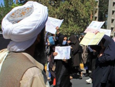 Decenas de mujeres salieron a las calles a protestar frente a los talibanes en Afganistán