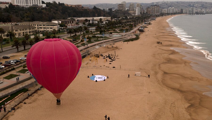 Greenpeace eleva globo aerostático para denunciar excesivo uso de plásticos