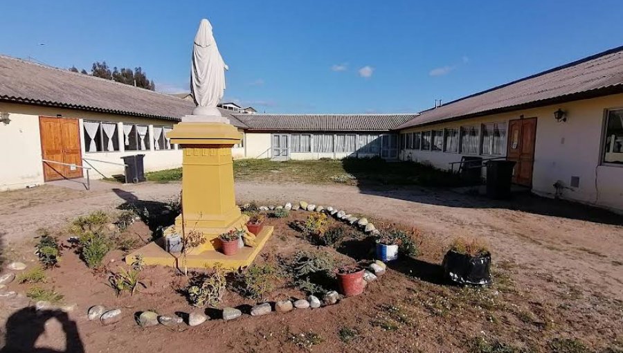 Hogar de Fundación Las Rosas en Ventanas cuenta con Patio Terapéutico para las actividades de los adultos mayores