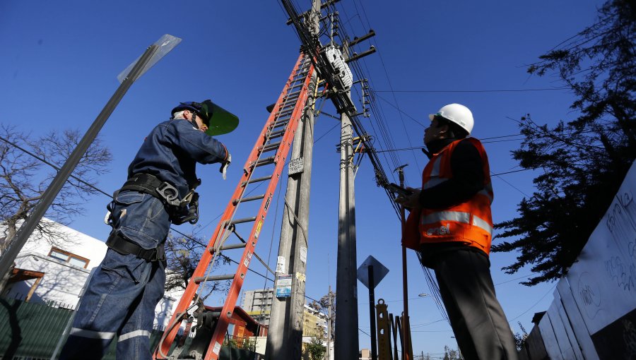 Pudahuel: Masivo corte de energía por choque de camión contra postes de luz