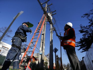 Pudahuel: Masivo corte de energía por choque de camión contra postes de luz