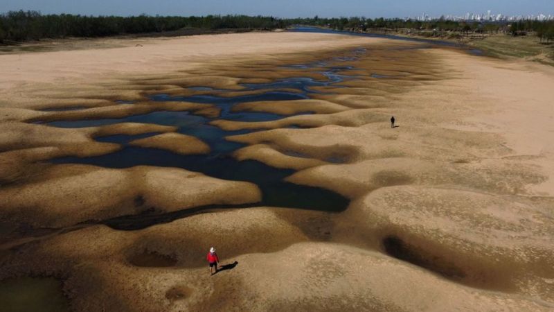 Las impactantes imágenes de la mayor sequía en 77 años del río Paraná, el segundo más largo de Sudamérica