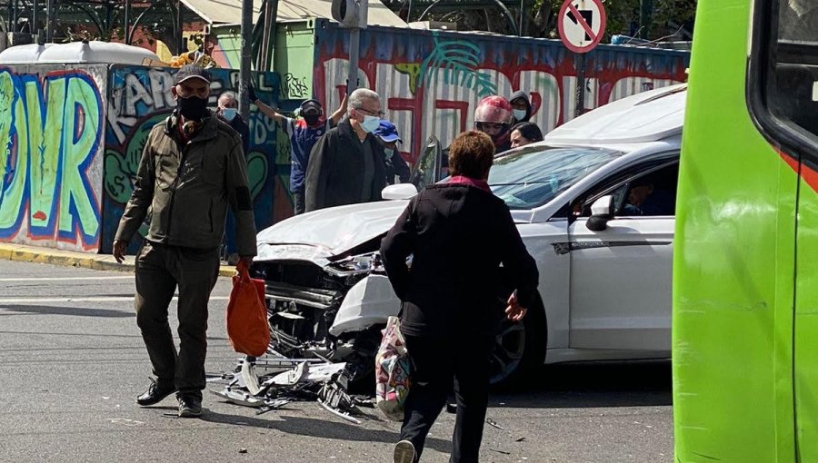 Conductor de carroza fúnebre fue rescatado tras quedar atrapado por colisión con microbús en Valparaíso