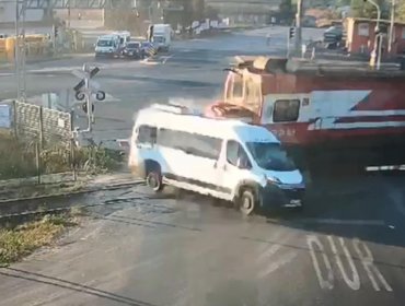 Seis fallecidos deja violento choque entre un tren y un minibús en Turquía