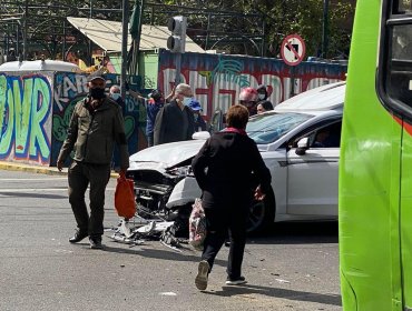 Conductor de carroza fúnebre fue rescatado tras quedar atrapado por colisión con microbús en Valparaíso