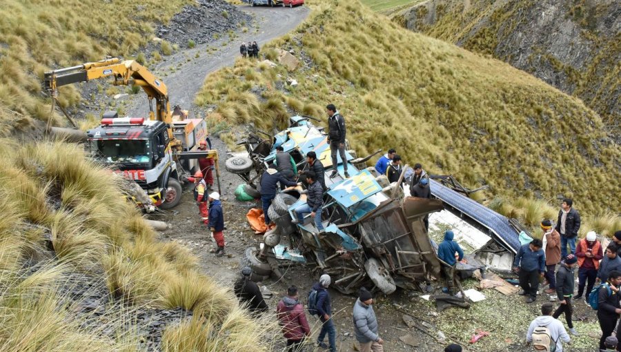 Autobús se precipitó a un barranco de unos 400 metros y dejó a 23 personas fallecidas en Bolivia