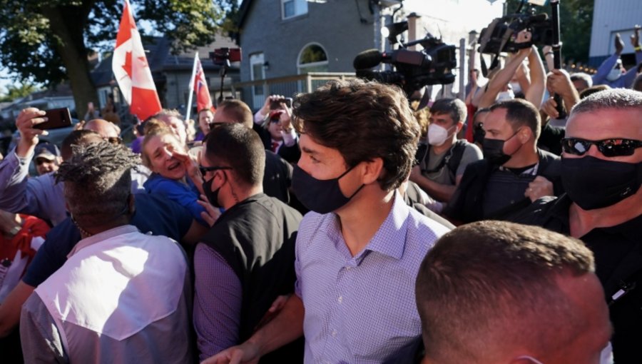 Lanzan piedras contra el primer ministro de Canadá durante una actividad de campaña
