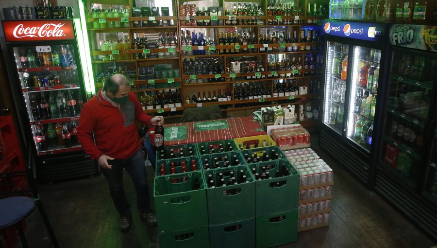 Gremio de botillerías acusa agresiones de clientes por ley que obliga a mostrar carnet al comprar alcohol