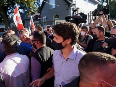 Lanzan piedras contra el primer ministro de Canadá durante una actividad de campaña