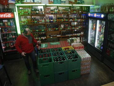 Gremio de botillerías acusa agresiones de clientes por ley que obliga a mostrar carnet al comprar alcohol