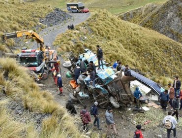 Autobús se precipitó a un barranco de unos 400 metros y dejó a 23 personas fallecidas en Bolivia