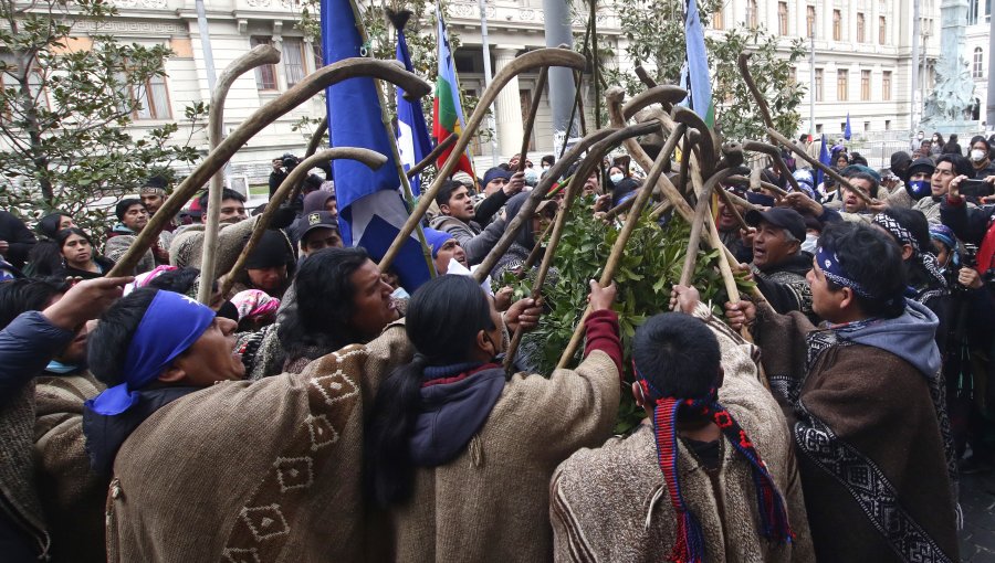 Manifestantes mapuche protestaron afuera de la Convención: aseguran que constituyentes de su etnia no los representan