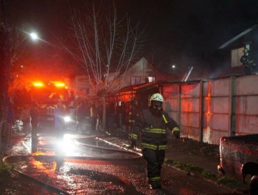 Cuatro familias que vivían en una misma vivienda quedaron damnificadas por incendio en Puente Alto