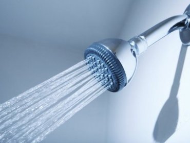 Alumno de ingeniería de la UC inventó dispositivo que ahorra agua fría en la ducha