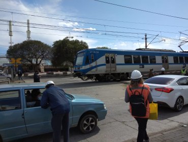 Despliegan campaña de educación y seguridad ferroviaria en el cruce Portales de Valparaíso