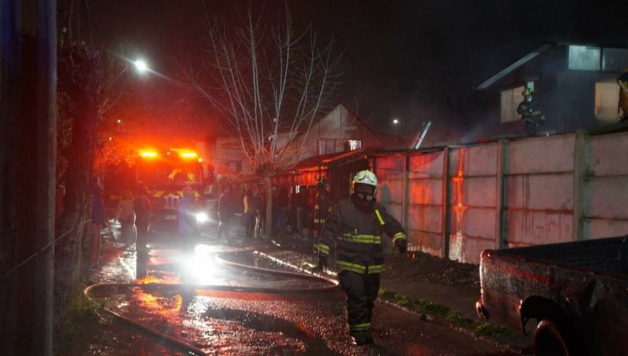 Cuatro familias que vivían en una misma vivienda quedaron damnificadas por incendio en Puente Alto