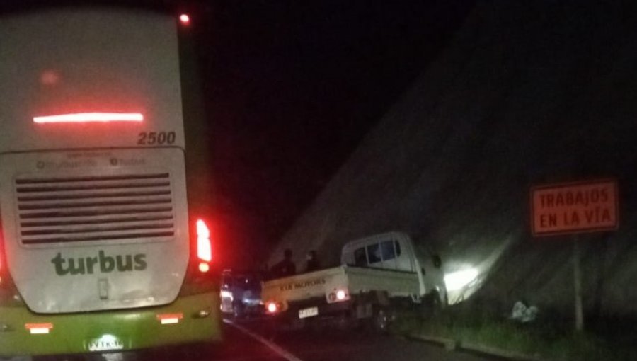 Una persona en estado grave deja colisión entre camión y dos vehículos en ruta Lo Orozco