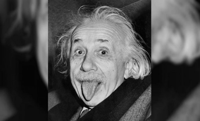 La historia detrás de la icónica foto de Albert Einstein con la lengua afuera