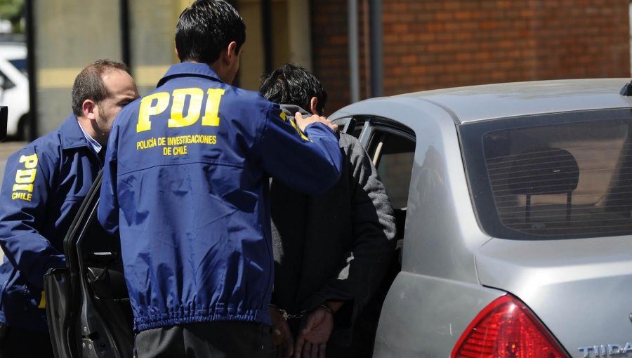 Detienen a hombre que circulaba en auto con encargo y con balones de gas robados en Valparaíso