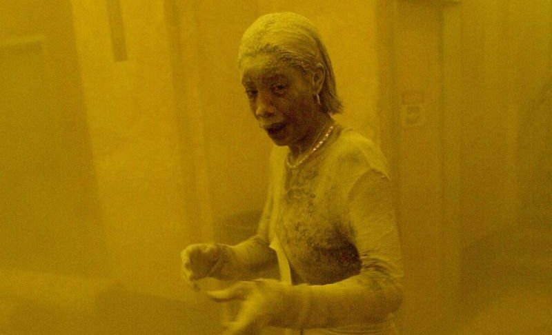 La icónica foto de Marcy Borders, la "dust lady" cubierta de polvo tras los ataques a las Torres Gemelas