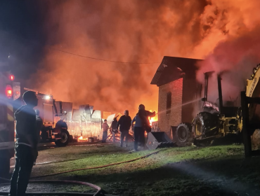Ataque incendiario en Lumaco destruye dos bodegas y una retroexcavadora en predio inmobiliario