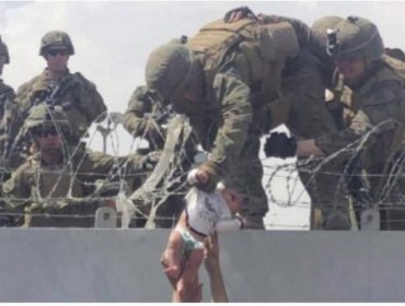 El soldado que ayudó a cuidar a la bebé que pasaron por encima de alambres de púas en Afganistán