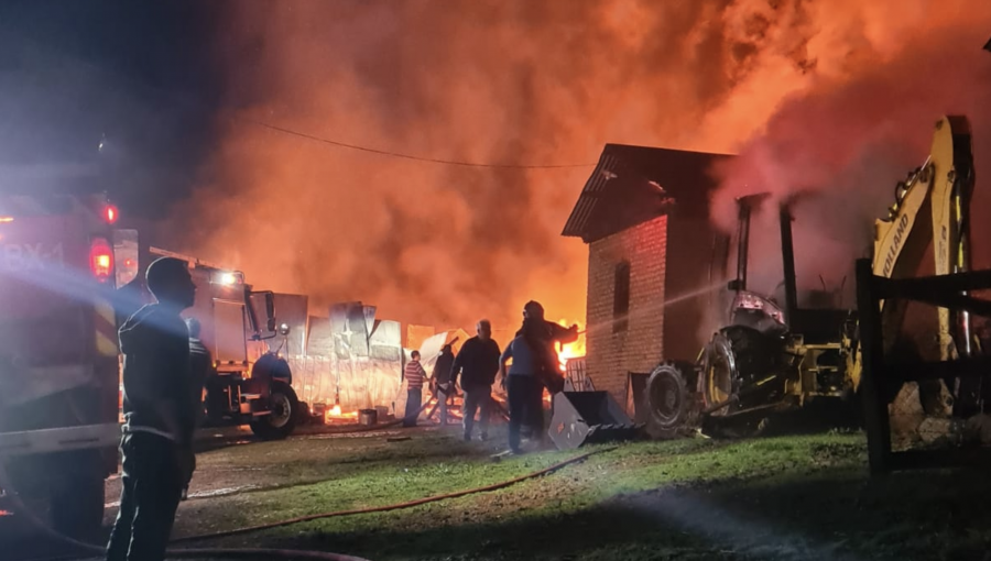 Ataque incendiario en Lumaco destruye dos bodegas y una retroexcavadora en predio inmobiliario