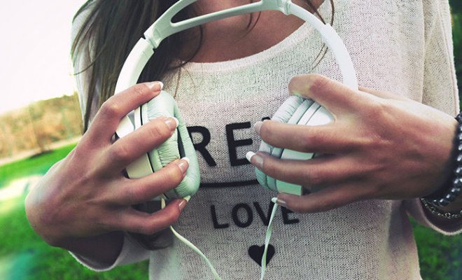 Revelan qué le ocurre al cerebro cuando escuchamos música